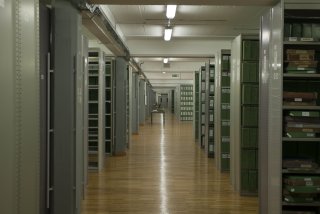 Prostoren prehods med policami polnimi arhivskega gradiva